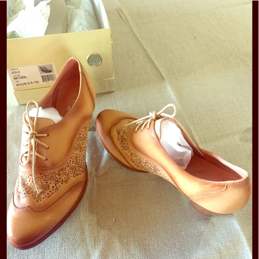 Tan laced heeled shoes